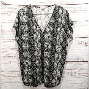 89th + Madison Gray Animal Print V-Neck Zipper Blouse Size Large